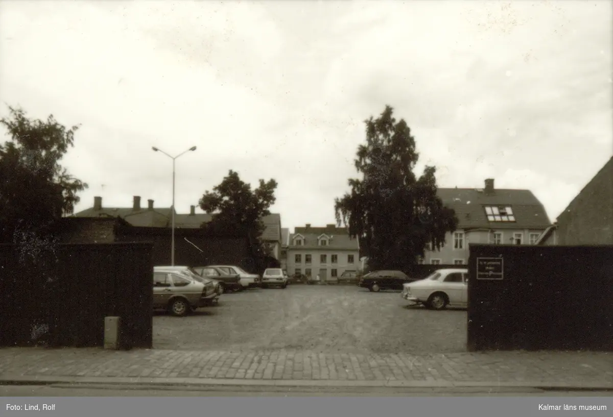 Kv. Bagaren gårdsmiljö med parkering mot Södra Långgatan.