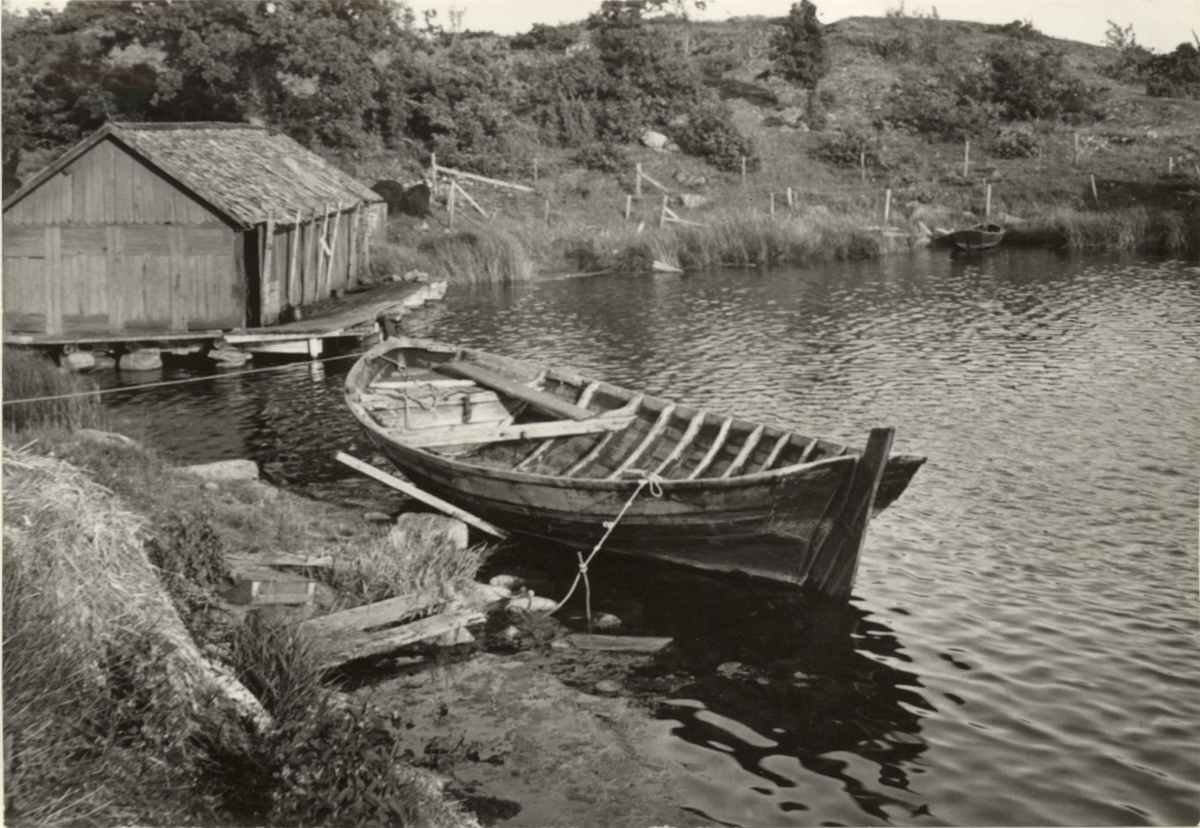 Storökan av år 1875 förtöjd i hamnen i Strupö.