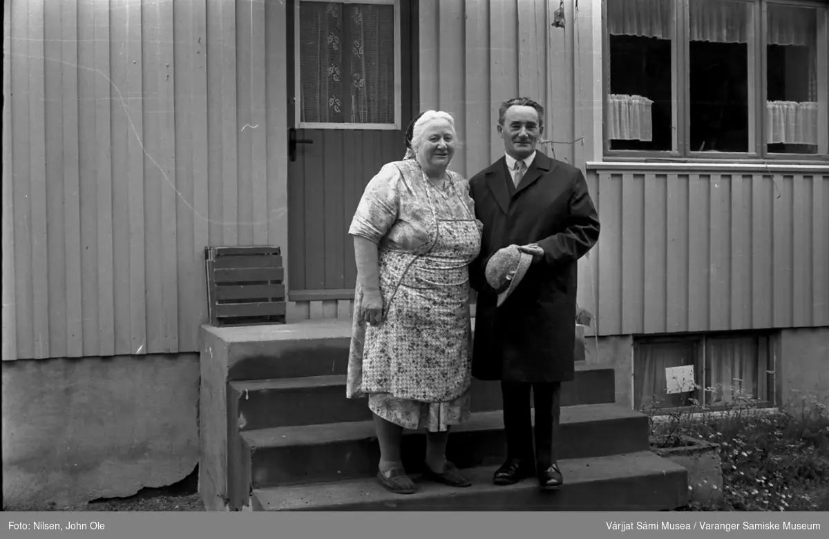 Tidligere redaktør av Nuorttanaste Anders Guttormsen og kona på trappa,sannsynligvis hjemme i Kåfjord. Juli 1967.