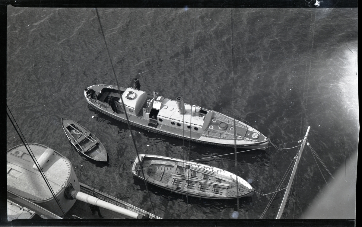 Motorbarkass, slup och jolle från pansarskeppet SVERIGE, fotograferade i fågelperspektiv från fartyget.