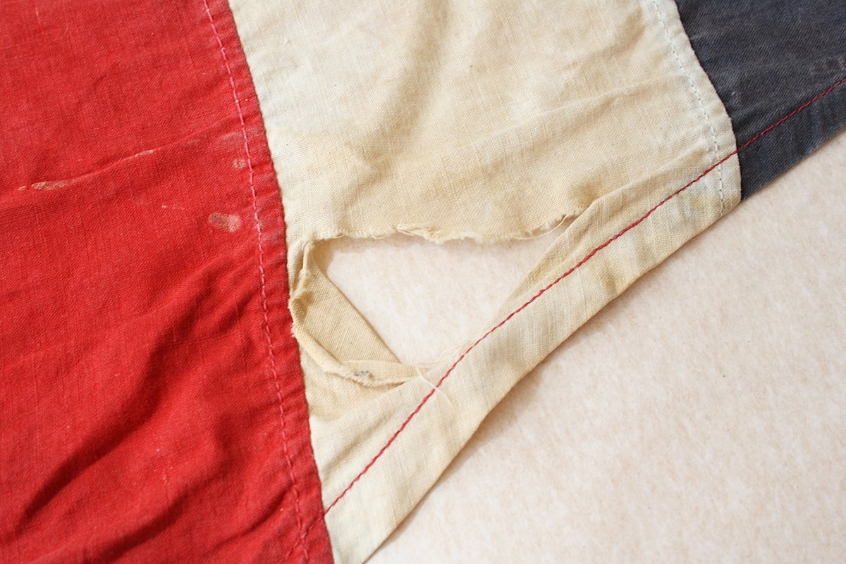 Flagg (norsk). Ganske falma, det er også forsterkingar i hjørna. Fra Den Norske Godtemplarorden på Tjeldstø.