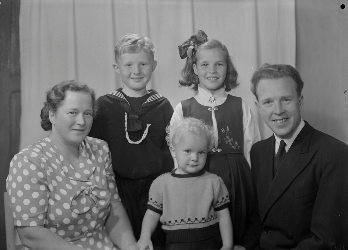 Einar Karlsen med kone og tre barn