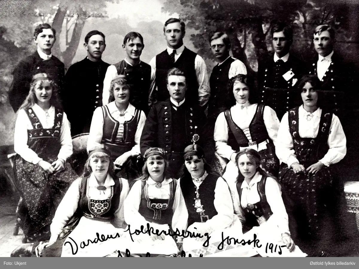 Vardens folkevisering i Sarpsborg Jonsok 1915. I midten i andre rad Arnt Bergby. Personer er ukjente.