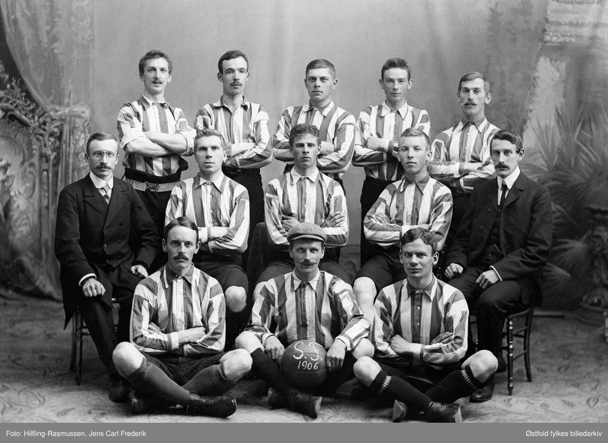 Sarpsborg Fotballklubb 1906. (SFK)

Første rad fra venstre. 
3. Christian Berg

Andre rekke: 
1. Lærer H. W. Benneche
2. Kontorsjef Holt, ved Hafslund
5. Davies, C. S. (kaptein)

Tredje rekke: 
1. Kenworthy, Hugh William (visekaptein), født i Glossop i England
2. Trygve Jølstad
5. Hans Slang
