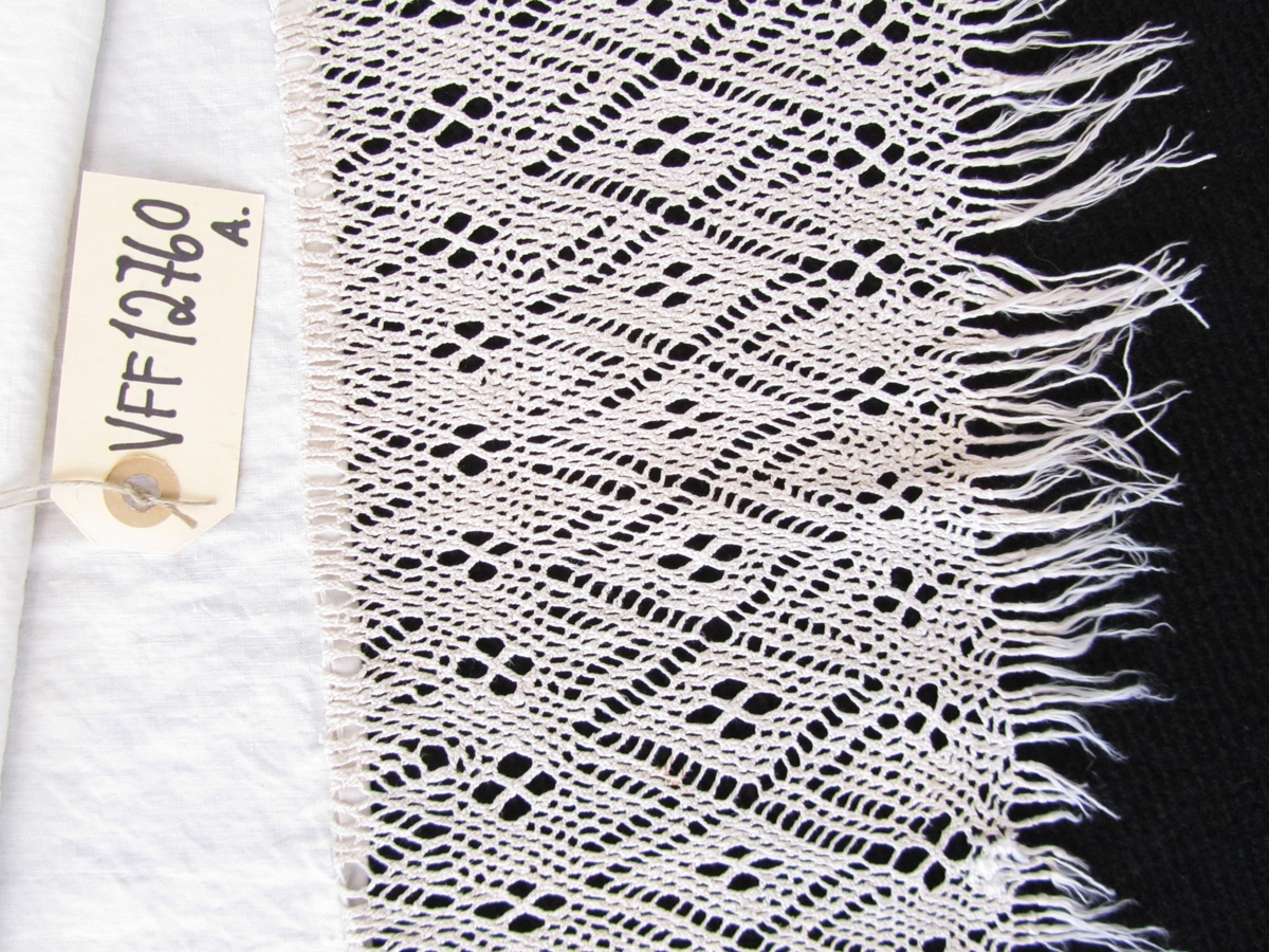 Julehandkle (a+b), kvit bord i firfletting påsydd eit bomullslerett.