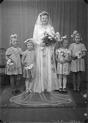 Portrett. Brudegruppe. Brus med fire brudepiker. Bestillt av