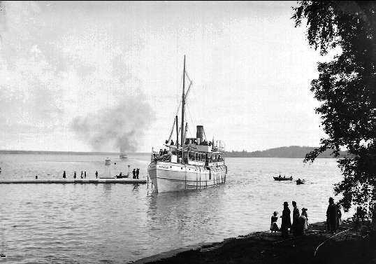 Parti från Rödesund. Passagerarbåten Baltzar von Platen passerar i Göta kanal. Foto: Axel Sjöberg. Endast glasneg. finns.