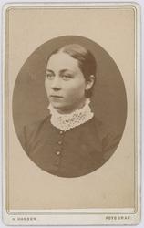 Portrett av ung kvinne.