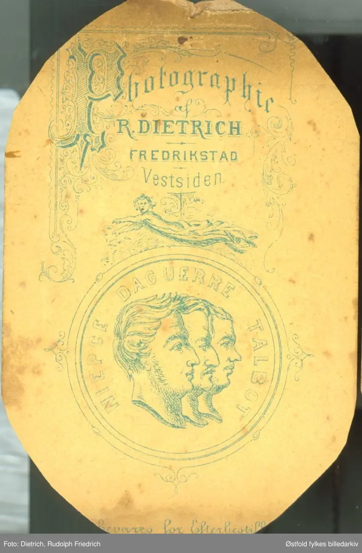 Portrett av Andrine Karine Larsdatter Buskoven, født 5. august 1850 på Kråkerøy, døde 27.november 1921. Gravlagt på Kråkerøy kirkegård.

Gift med Ole Christian Augensen, f. 15. april 1849 på Bossum i Onsøy. Ole var skipstømmermann og gårdbruker. 
Andrine og Ole giftet seg 23. oktober 1877 og fikk 8 barn. 
De overtok gården Buskoven (Buskogen) etter Andrines far i 1894.