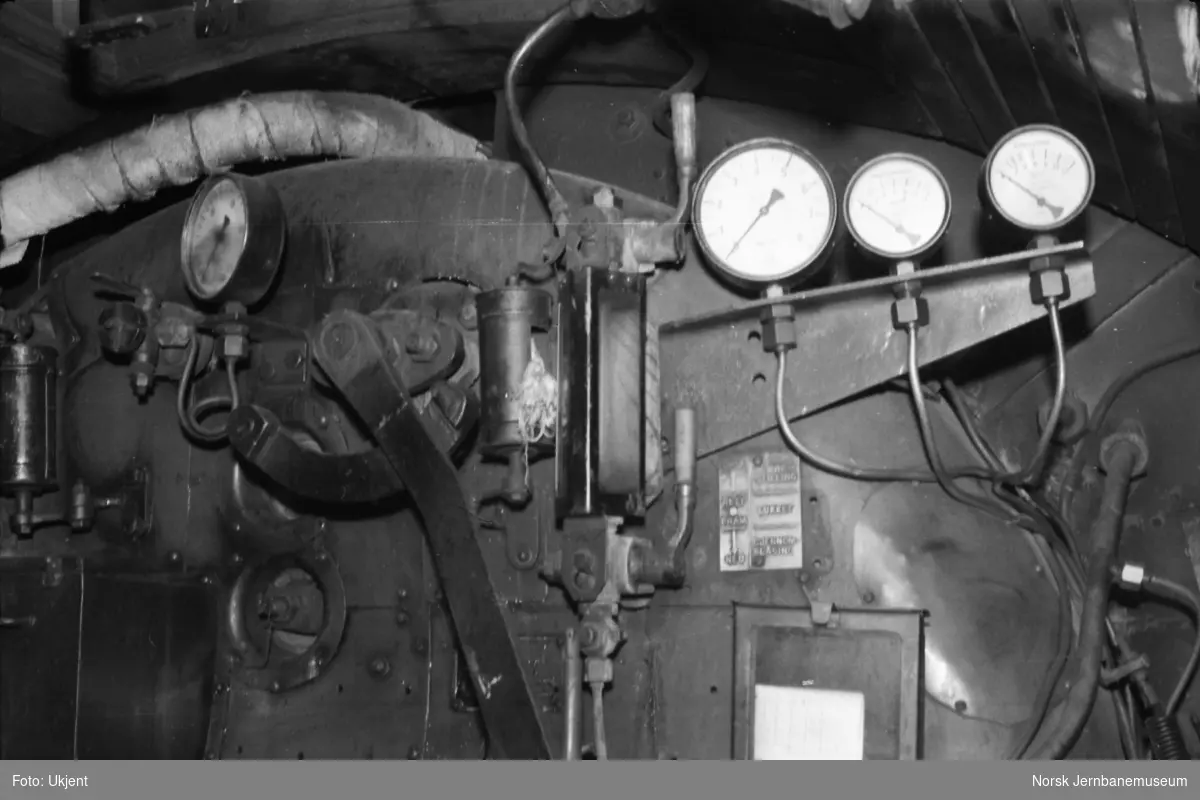Interiørfoto førerhus damplokomotiv type 63a
