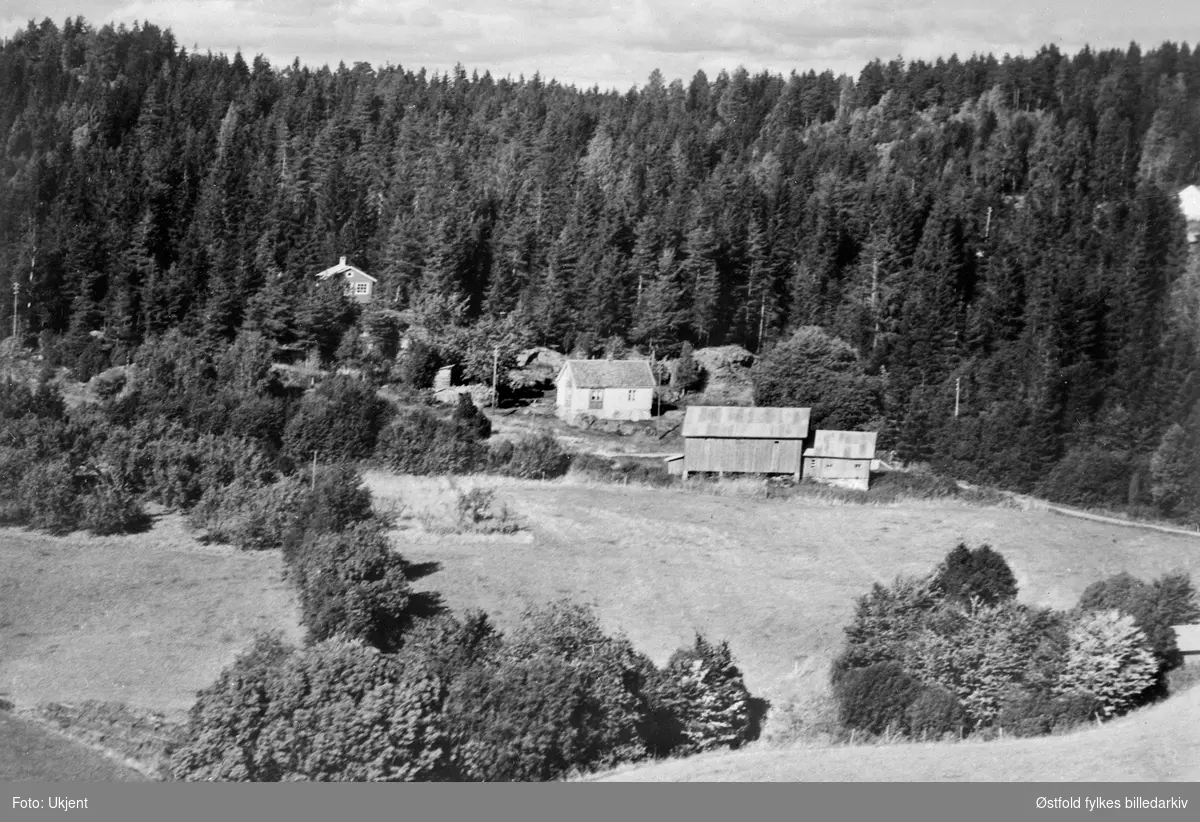 Skråfoto av gården Borgen vestre 5/2  i Skiptvet ca. 1950. 
Ættegård siden 1909.