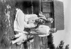 Familiegruppe - gården Kassem 58/  SKiptvet i 1921. 
Foran: