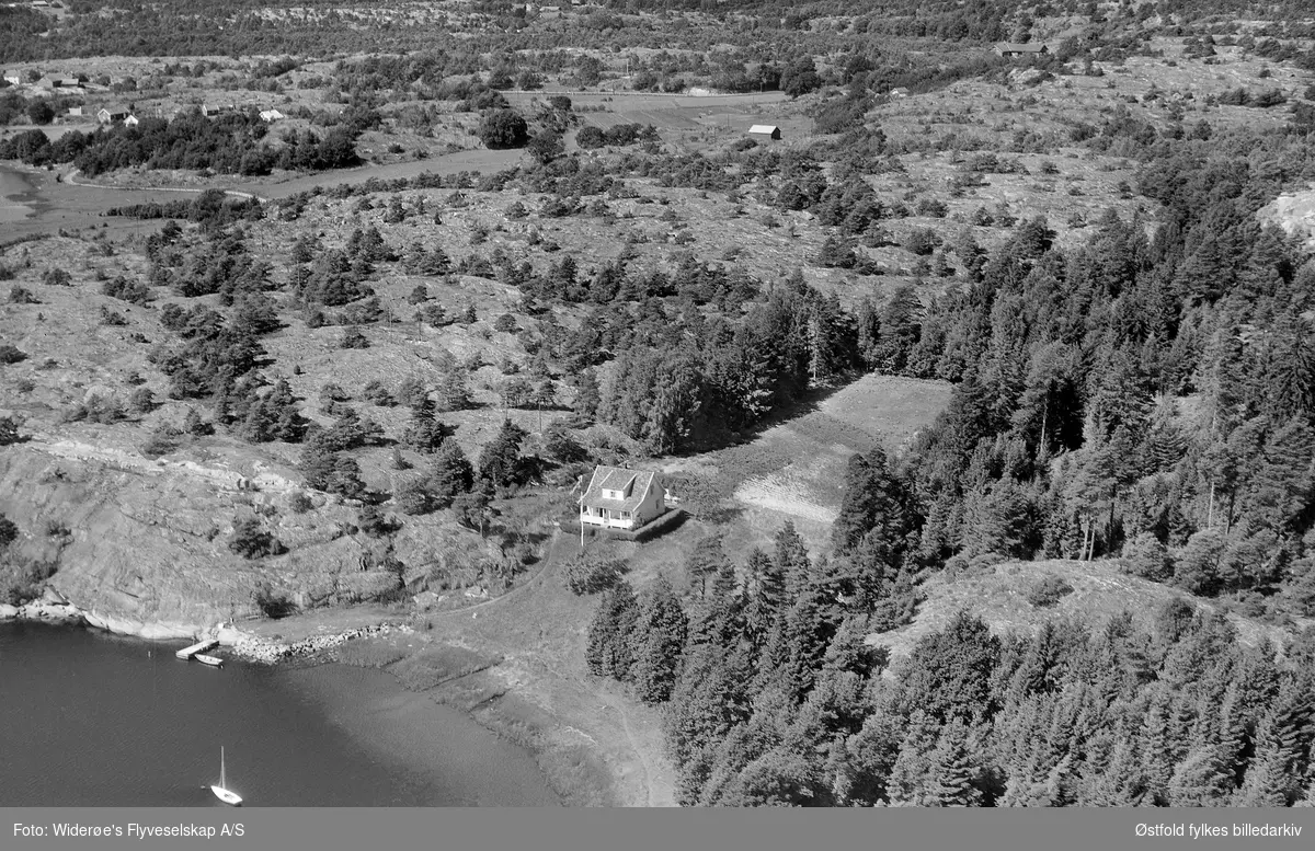 Sorgenfri, Kirkeøy, Hvaler, flyfoto fra august 1957.