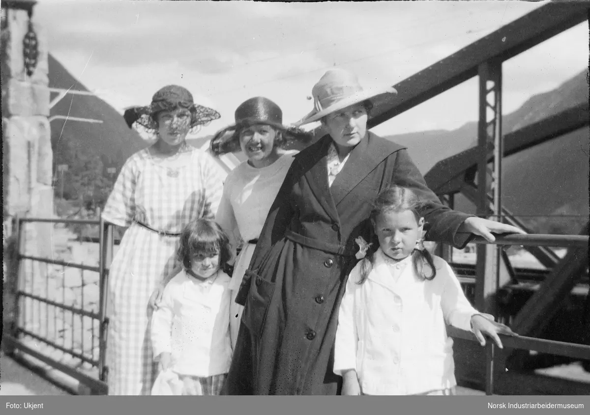 Tre damer og to jenter på Mæland bro.