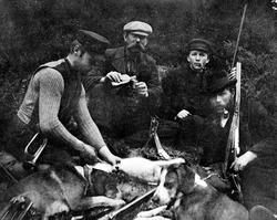 Harejakt i Lundebyskogen ca. 1902-03.
Fra venstre: Willas L