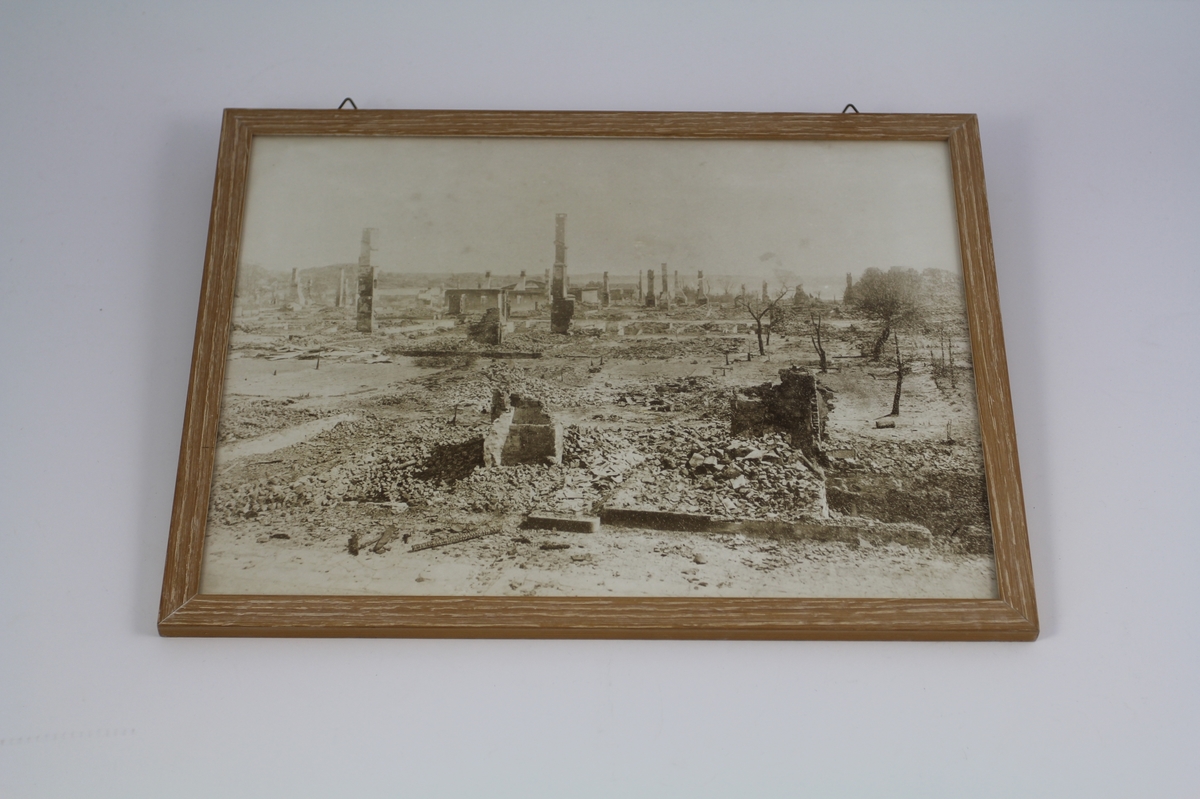 Fremstiller ruiner etter bybrannen i 1892.