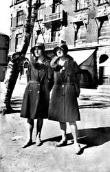 Damer på bytur ca. 1925-30. Ant i Sarpsborg. Fra venstre Ran