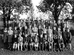 Lund skole i Skiptvet, skoleelever. med lærer Karl Hovden i 