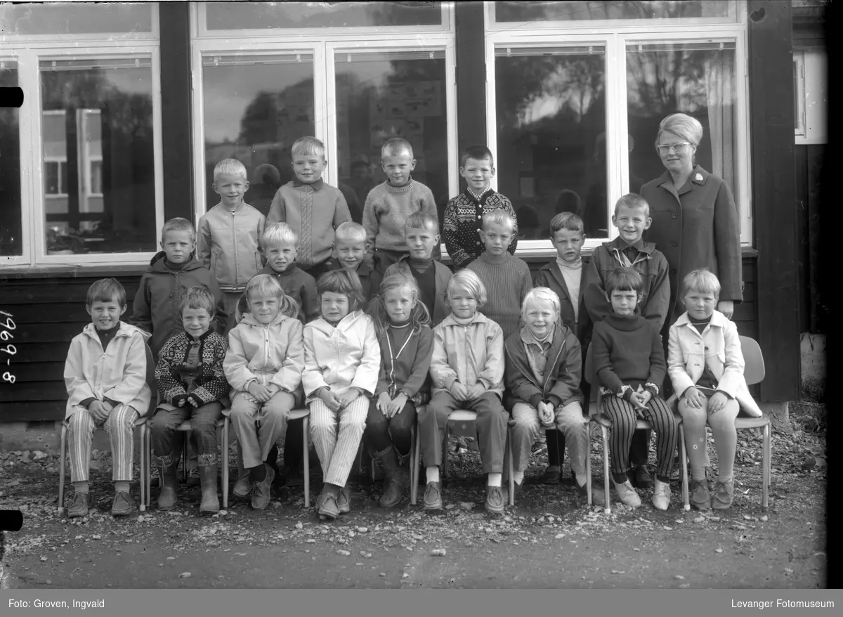 Skolebilde fra Hegle skole, Frol i Levanger. 1969-1970, 1 klasse (a-klassen).