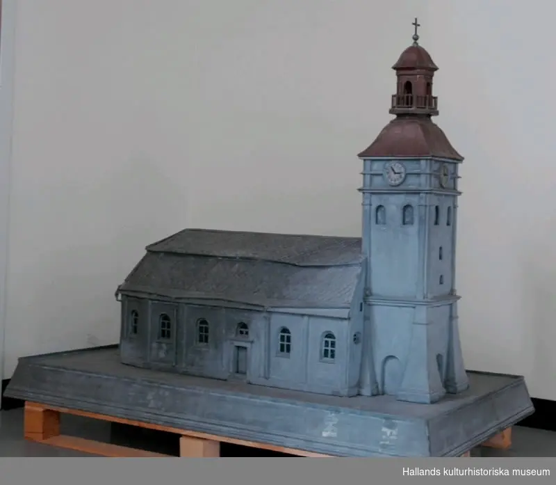 Varbergs kyrka, modell, zinkplåt. Tornhuv, lanternin med kors, koppar. Bottenplatta: 136 x 76 cm, total höjd: 108 cm.