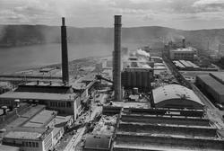 Oversikt av fabrikk fra 82 m. mast, mot øst.