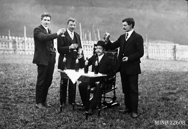 Fire menn il lystig lag.