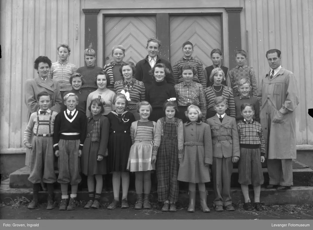 Skolebilde fra Mossing skole i Åsen, siste året før skolen ble lagt ned.