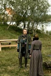 Skuespillere på friluftsscenen ved Laugen. Trondeneskirka i 