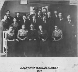 Gruppeportrett av elever og lærer ved Kasfjord Handelsskole.
