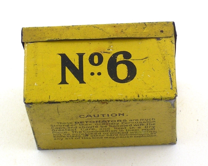 Enl. liggare:
"En plåtask med texten Â¨NobelÂ¨ No 6 R,S,W. Explosiv vara, innehåller smånubb.