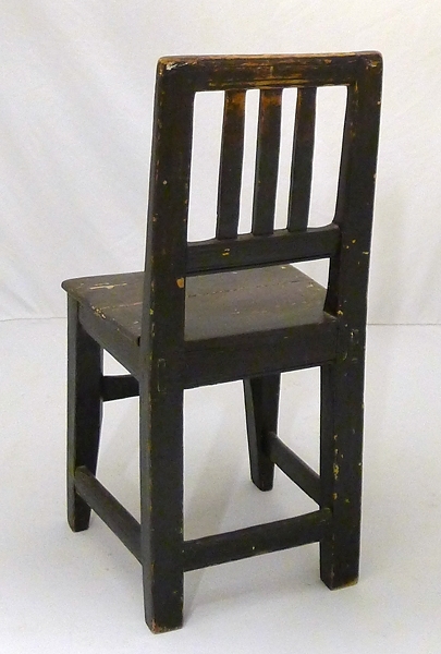 Brunmålad stol med 3 vertikala spjälor i ryggen. Raka 4-sidiga ben med tvärslåar. Ryggspjälorna har profilhyvlade kanter, även ryggstolparna har hyvlad profil. Givarens fader var kyrkoherde i Björsäter.