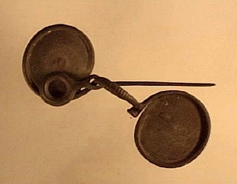 Kopia av bronsfibula från bronsålderns period 4.