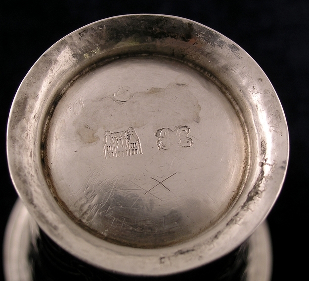 Enl. liggare:
"Silvertumlare i bägarform, ornerad. Höjd 8,7 cm. Stämplar: Skara stadsstämpel o J.L. Tillverkad av Jöns Lund född i Jönköping. År 1746-1761 mästare i Skara.