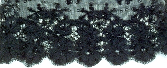 Ett par manschetter av svart, mönstrad silketyll. Liten bård i övre kanten.


Neg.nr: 1989-02