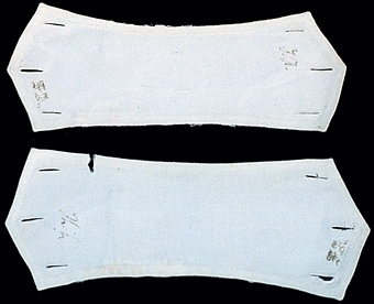 Ett par manschetter av vitt linne. Tre handsydda knapphål i var kortsida. Tryckta bokstäver "JH" och "HA".

Märkt "346"


Neg.nr: 1989-02