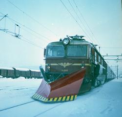Elektrisk lokomotiv El 14 2165 med stor frontplog foran pers