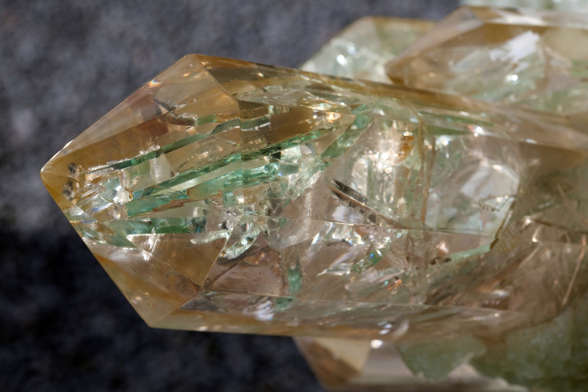 Mineraler og bergarter som er funnet på stedet og brukt i kunstverket:
Gul Limonitt (brunjernstein) med bergkrystall,
Rød Porfyr,
Grønn Prehnitt med kalkspat,
Hvit Porfyr,
Svart Porfyr,
Svart Epidot med bergkrystall