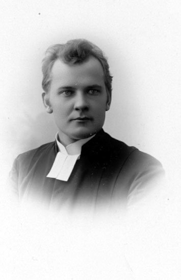 Johan Alfred Rylander.
Född 1864 i Hudene socken.
Död 1937 i Lena prästgård.
