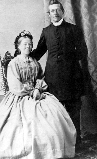Kyrkoherde P. A. Söderlund och hans maka Joh. Maria född Torin, Bottnaryd.

Emilie Lindskog drev fotoateljé i Borås.