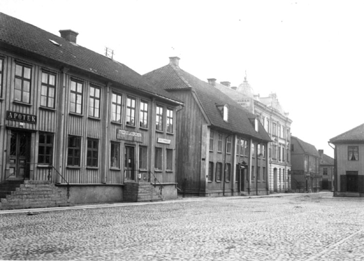 Stortorget i Skara.

Charlotte Hermanson, f. 1852, drev fotoateljé på Torggatan 47 i Skara under åren 1885-1916. Filial i Lundsbrunn.