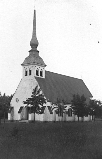 En romansk absidkyrka av sten revs 1839, då B. och Agnetorp byggde gemensam kyrka vid Tidaholm. Den nuvarande tegelkyrkan med västtorn och smalare kor är byggd 1917 efter ritningar av Georg A. Nilsson. Tre skulpturer från gamla kyrkan är inmurade i den nya; glasmålningar av Simon Sörman.
