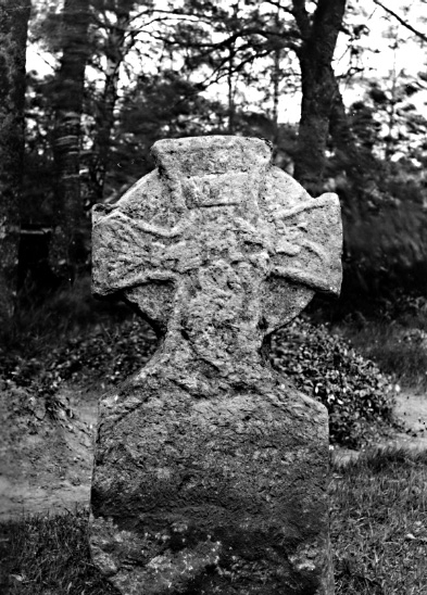 Lindärva sn. Gravkors från Lindärva kyrkogård.