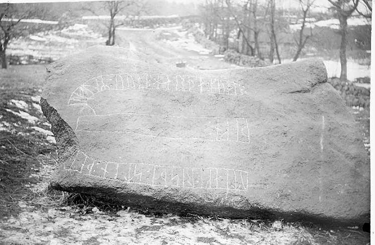 Runsten, störst längd två och en halv meter, största bredd en och en halv meter. 
Runorna grunda, men till största delen fullt tydliga. Stenen upptogs hösten 1899, runorna varsnades den 24 mars 1901.