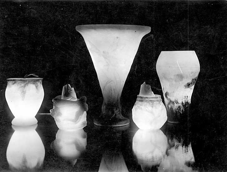 Vaser i PÃ¢te de verre. Fotot taget vid utställning på Västergötlands museum.

Agnes de Frumeries samling, Danderyd.