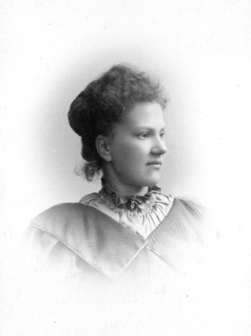 Lina Jonn, 1861-1896, drev fotoateljé på Bantorget 6 i Lund under åren 1891-1896. Firman etablerades 1891. Hon utbildade även sina systrar Hanna och Maria till fotografer. Firman övertogs av Maria, som drev den 1896-1903.