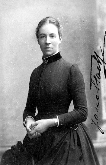 Stiftsjungfru Jana Lovisa Augusta Elisabet Flach. Född i Konungstad 1862. 
Föräldrar: Sixten och Augusta Flach.