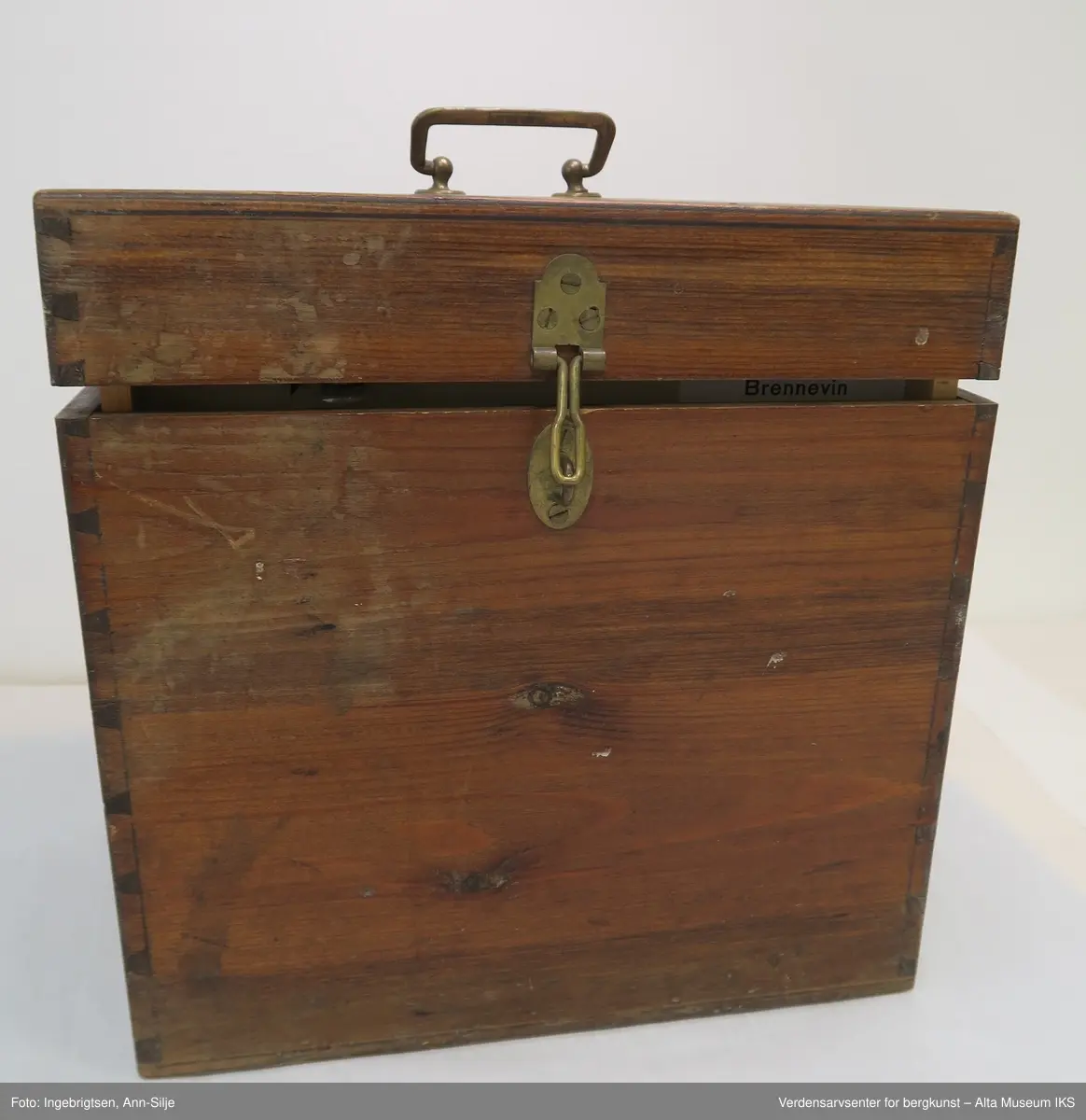 Form: Trekasse med forseglede glassrør festet til 6 trerammer.