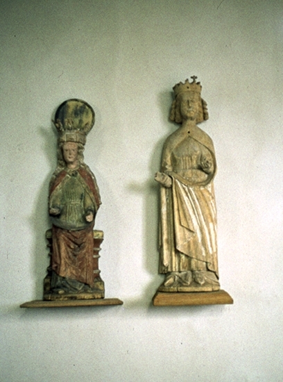 Två skulpturer i Enåsa kyrka.