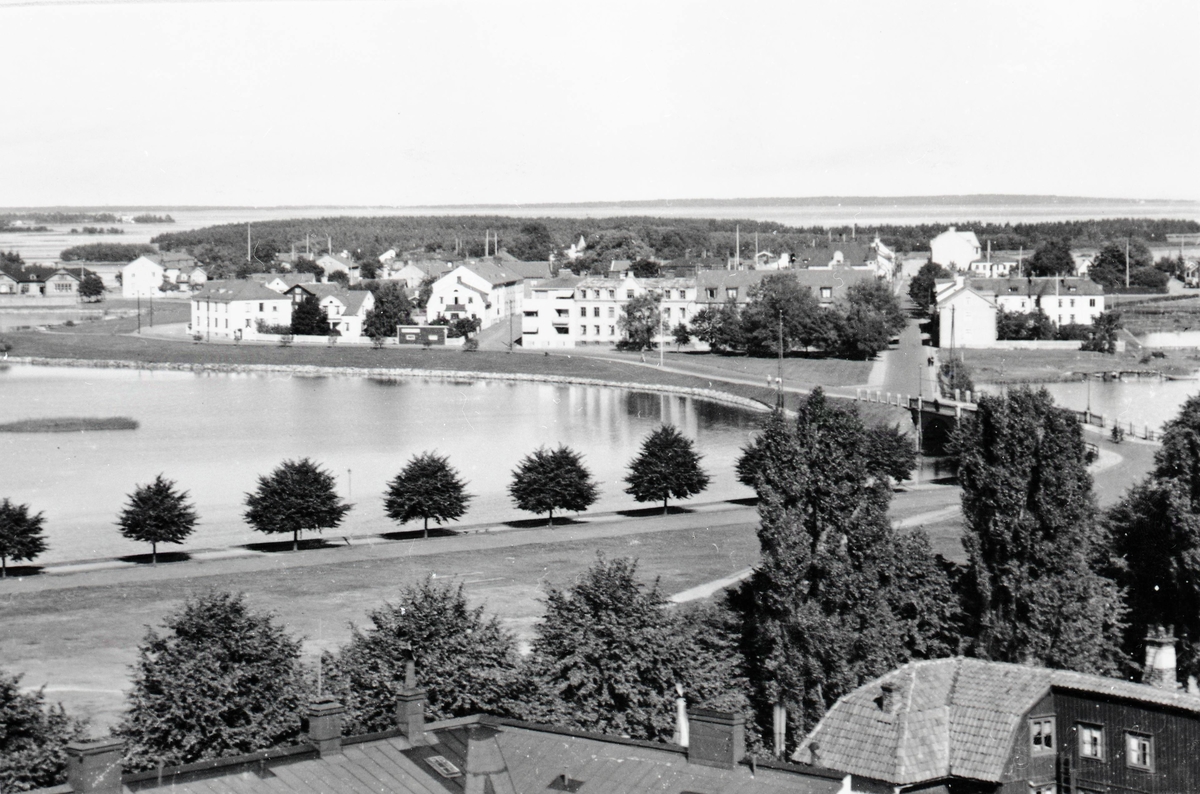 Utsikt från domkyrkan. Numera är västra Ängöstranden utfylld, vilket gjort Malmfjärden mindre. På utfyllnaden går Ängöleden. Den bro som skymtar på bilden byttes 1972 mot en modern betongbro.