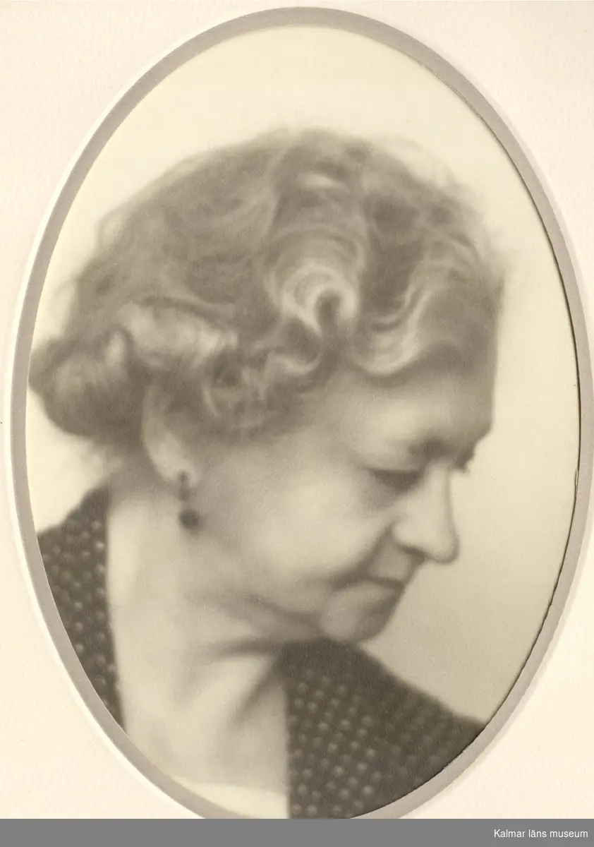 Bröstbild i profil av Ellen Warholm.